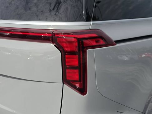 Used 2025 Kia Carnival EX FWD image 50