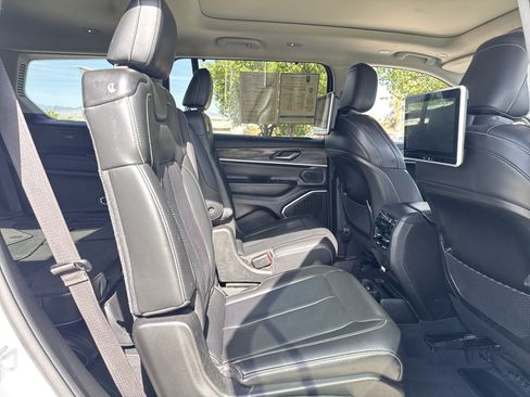Used 2022 Jeep Grand Cherokee L Limited w/ Luxury Tech Group II AWD/4WD image 24
