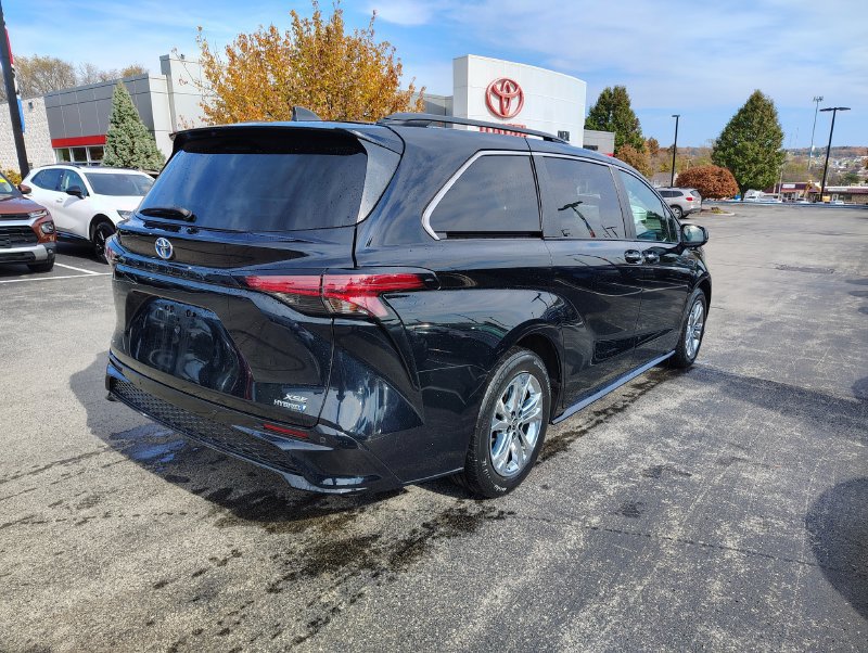 Used 2022 Toyota Sienna XSE w/ XSE Plus Package AWD/4WD image 5
