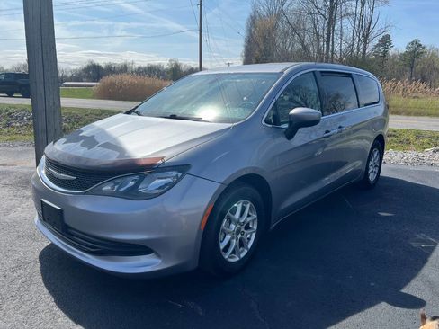 Used 2017 Chrysler Pacifica Touring image 7