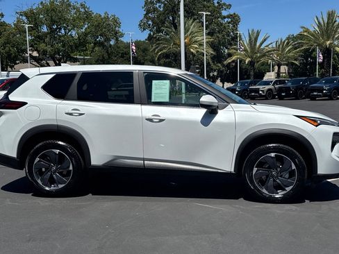 Used 2024 Nissan Rogue SV FWD image 2