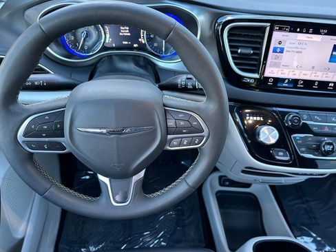 Used 2024 Chrysler Pacifica Touring-L image 15