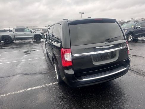Used 2016 Chrysler Town & Country Limited image 3