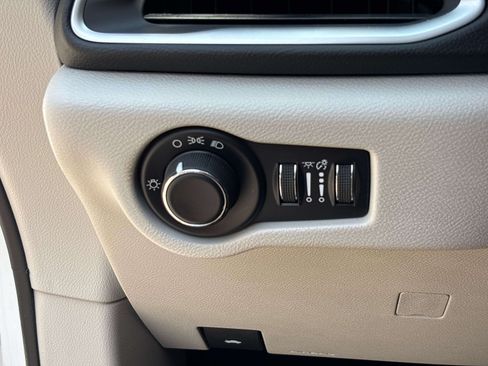 Used 2017 Chrysler Pacifica LX FWD image 16