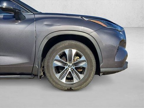 Used 2021 Toyota Highlander XLE FWD image 23