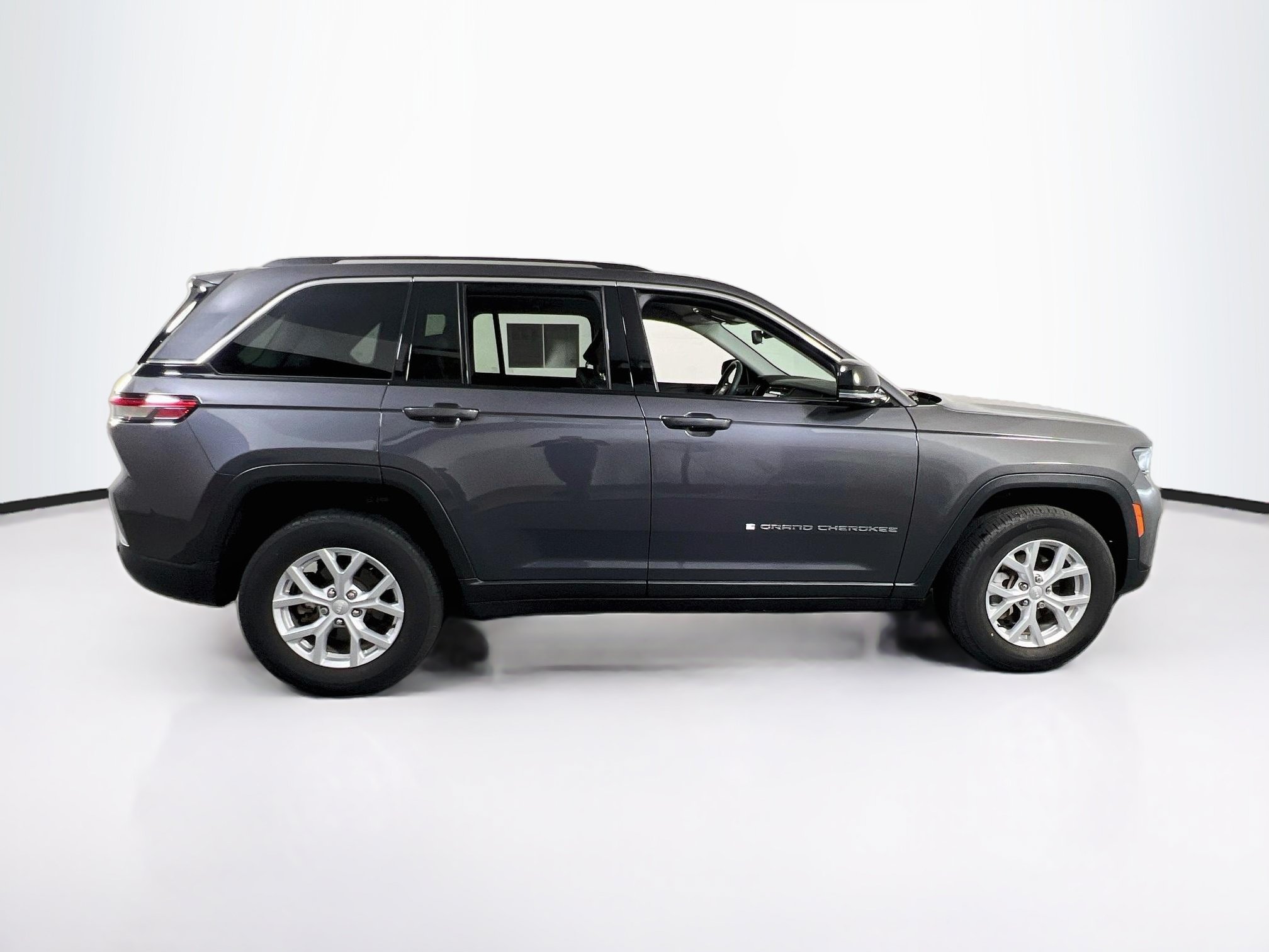 Used 2023 Jeep Grand Cherokee Limited AWD/4WD image 4