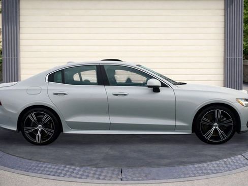 Used 2022 Volvo S60 T8 Inscription image 9