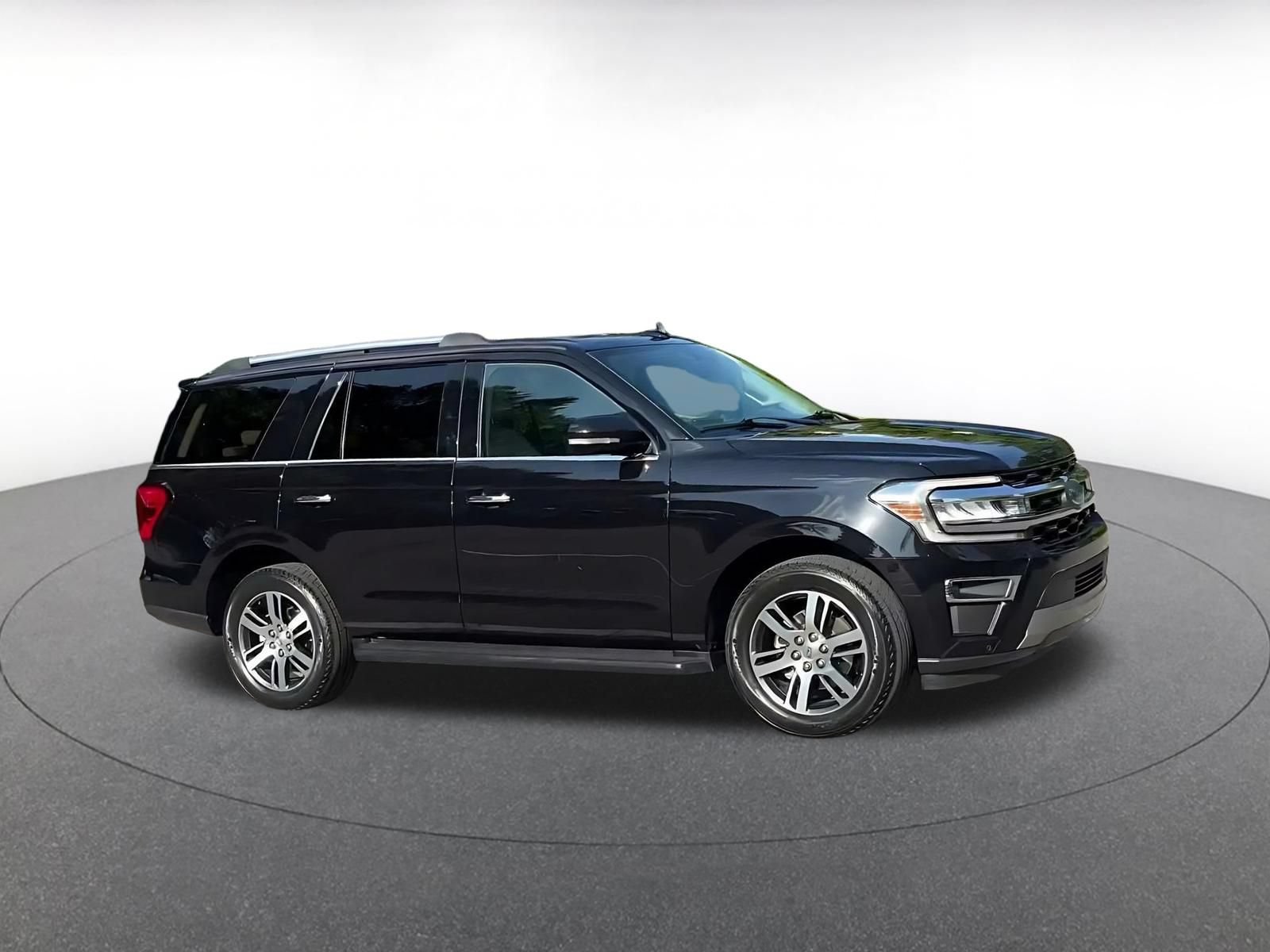 Used 2024 Ford Expedition Limited AWD/4WD image 2
