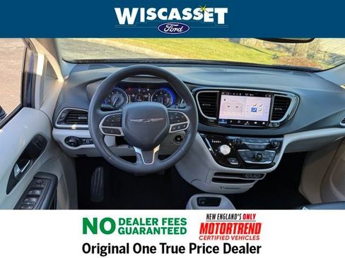 Used 2024 Chrysler Pacifica Touring-L image 7