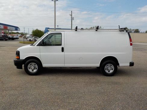 Used 2017 Chevrolet Express 2500 image 2
