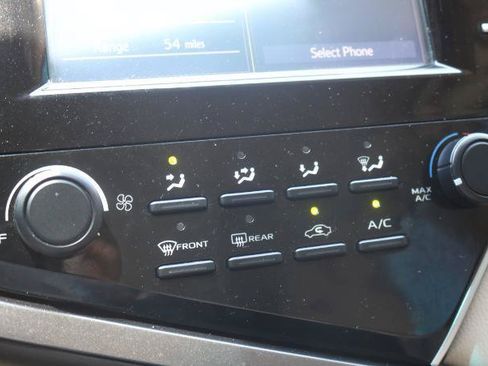 Used 2018 Toyota Camry LE FWD image 12