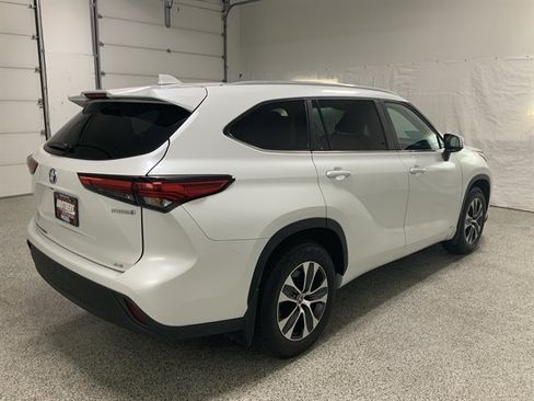 Used 2023 Toyota Highlander XLE AWD/4WD image 3