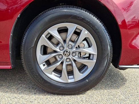 Used 2025 Toyota Sienna LE image 8