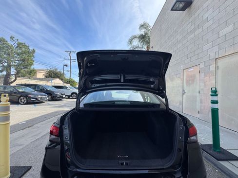 Used 2025 Nissan Versa SV image 30