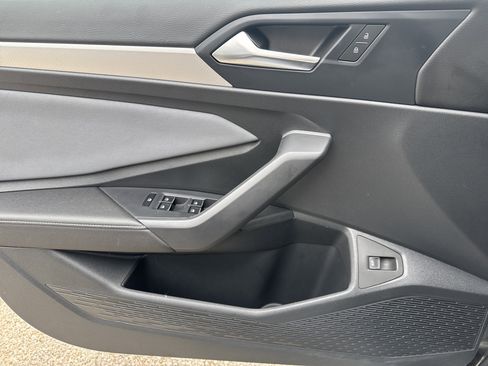 Certified 2025 Volkswagen Jetta SE w/ Sunroof Package image 9