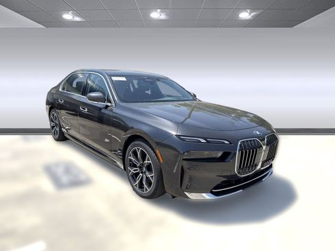 Used 2025 BMW i7 eDrive50 w/ Premium Package image 6