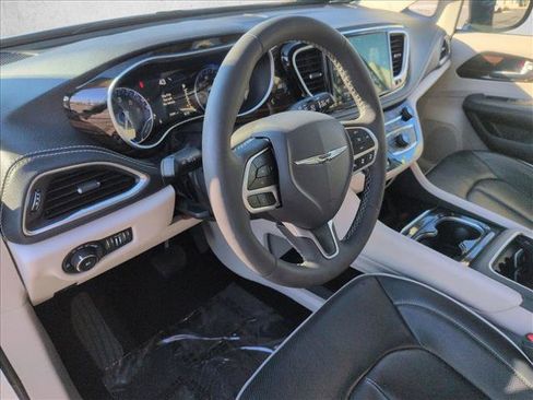 Used 2024 Chrysler Pacifica Limited image 10