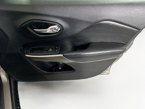 Used 2020 Jeep Cherokee Latitude Plus image 30