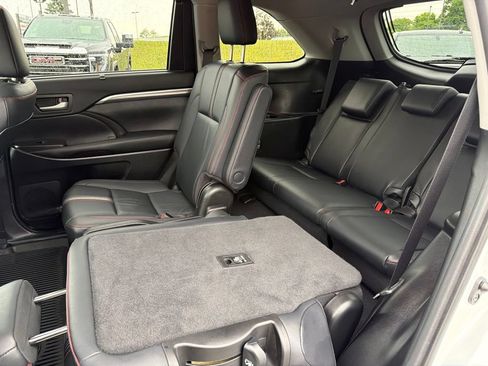 Used 2019 Toyota Highlander SE AWD/4WD image 14