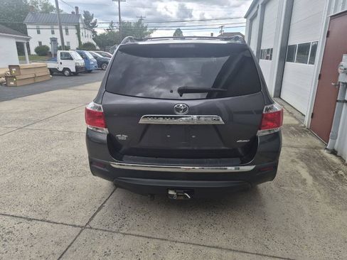Used 2011 Toyota Highlander SE w/ Tow Pkg AWD/4WD image 6