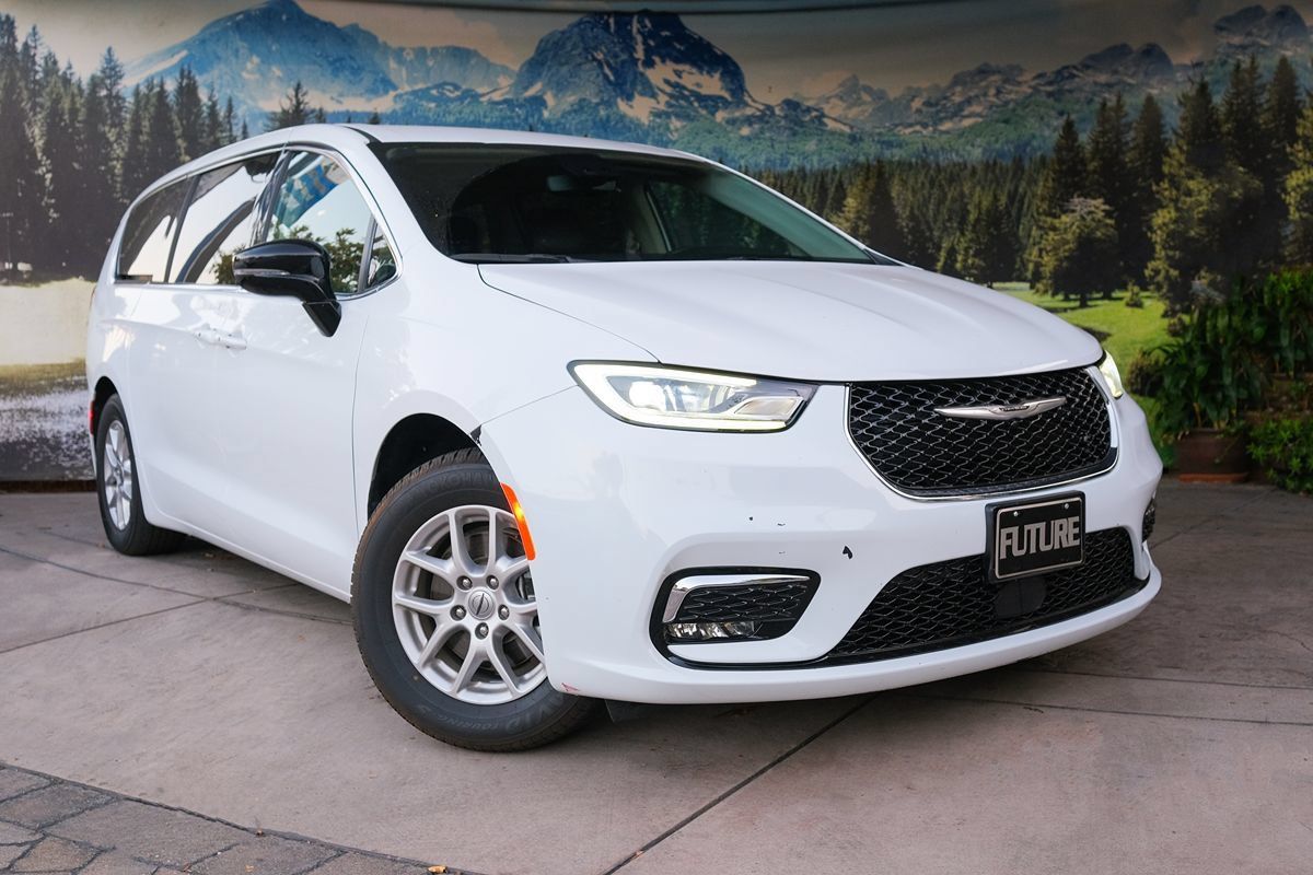 Used 2024 Chrysler Pacifica Touring-L FWD image 3