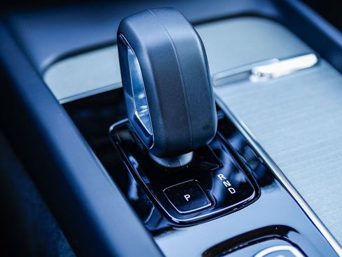 Used 2025 Volvo XC60 B5 Plus image 24