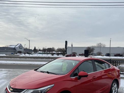 Used 2017 Chevrolet Cruze LT w/ Convenience Package FWD image 7