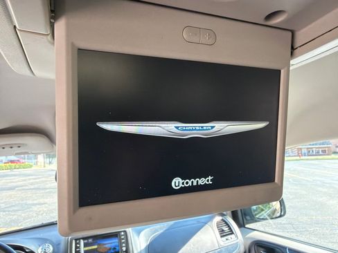 Used 2015 Chrysler Town & Country Touring w/ Driver Convenience Group FWD image 23