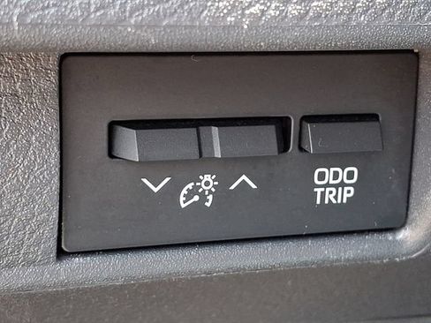 Used 2024 Toyota Sienna XLE FWD image 24