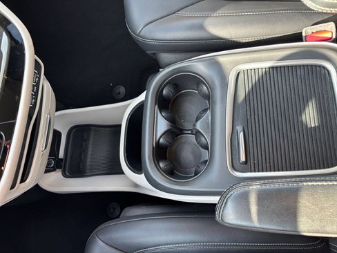 Used 2024 Chrysler Pacifica Touring-L FWD image 39