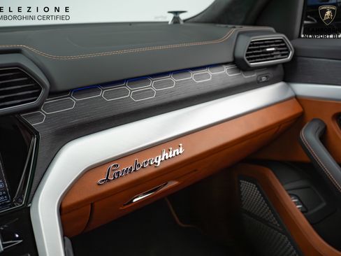 Used 2021 Lamborghini Urus Base image 30
