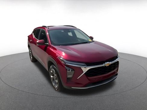 Used 2025 Chevrolet Trax LT FWD image 3