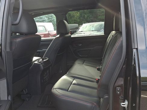 Used 2021 Nissan Titan PRO-4X w/ Pro-4x Convenience Package AWD/4WD image 12