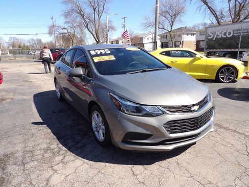 Used 2018 Chevrolet Cruze LT w/ Convenience Package image 1