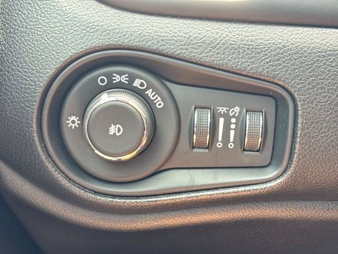 Used 2021 Jeep Renegade Latitude AWD/4WD image 25