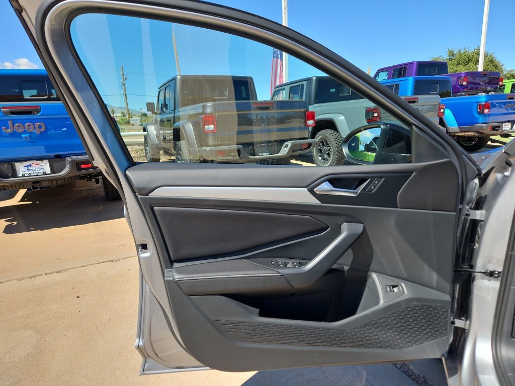 Used 2025 Volkswagen Jetta Sport FWD image 13