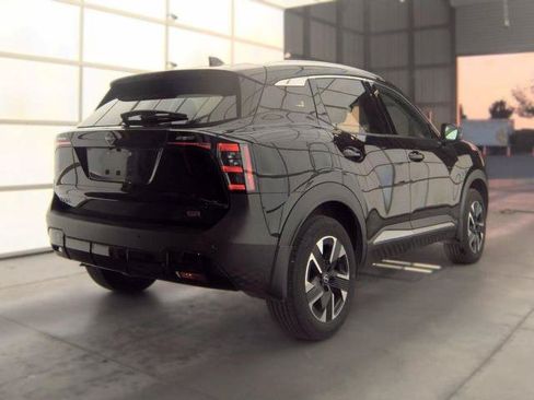 Certified 2025 Nissan Kicks SR FWD image 8