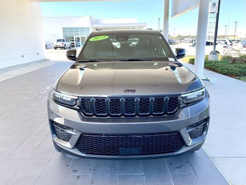 Used 2023 Jeep Grand Cherokee Altitude image 3