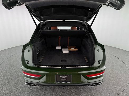 Used 2025 Bentley Bentayga image 40