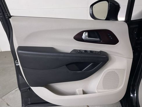 Used 2019 Chrysler Pacifica Limited FWD image 10