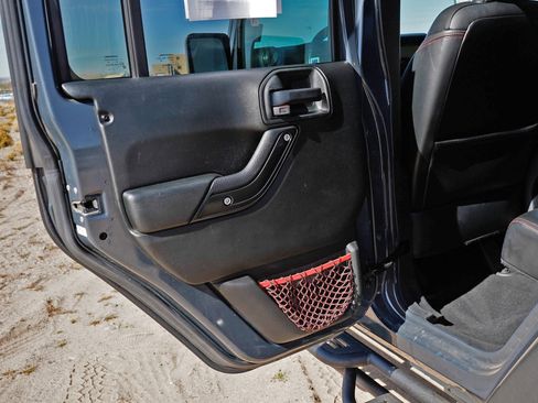 Used 2017 Jeep Wrangler Unlimited Rubicon image 9