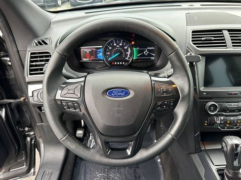 Used 2018 Ford Explorer XLT w/ Equipment Group 202A FWD image 45