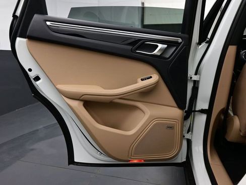 Certified 2023 Porsche Macan AWD/4WD image 13