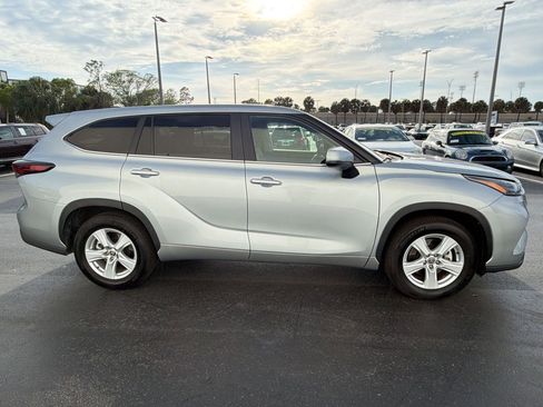 Used 2025 Toyota Highlander LE image 8