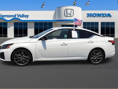 Used 2023 Nissan Altima 2.0 SR FWD image 9
