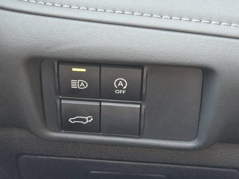 Used 2025 Toyota Highlander XLE FWD image 25