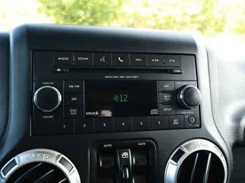 Used 2016 Jeep Wrangler Unlimited Sahara w/ Connectivity Group AWD/4WD image 15