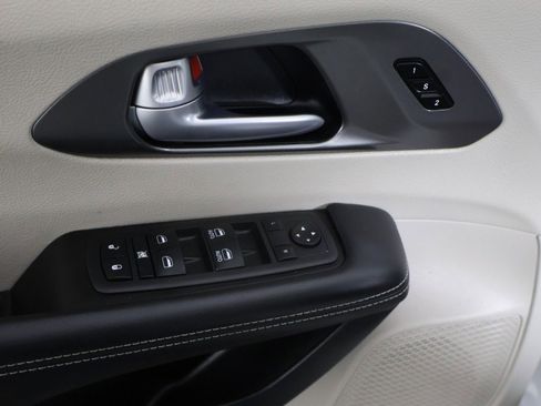 Used 2024 Chrysler Pacifica Touring-L image 33