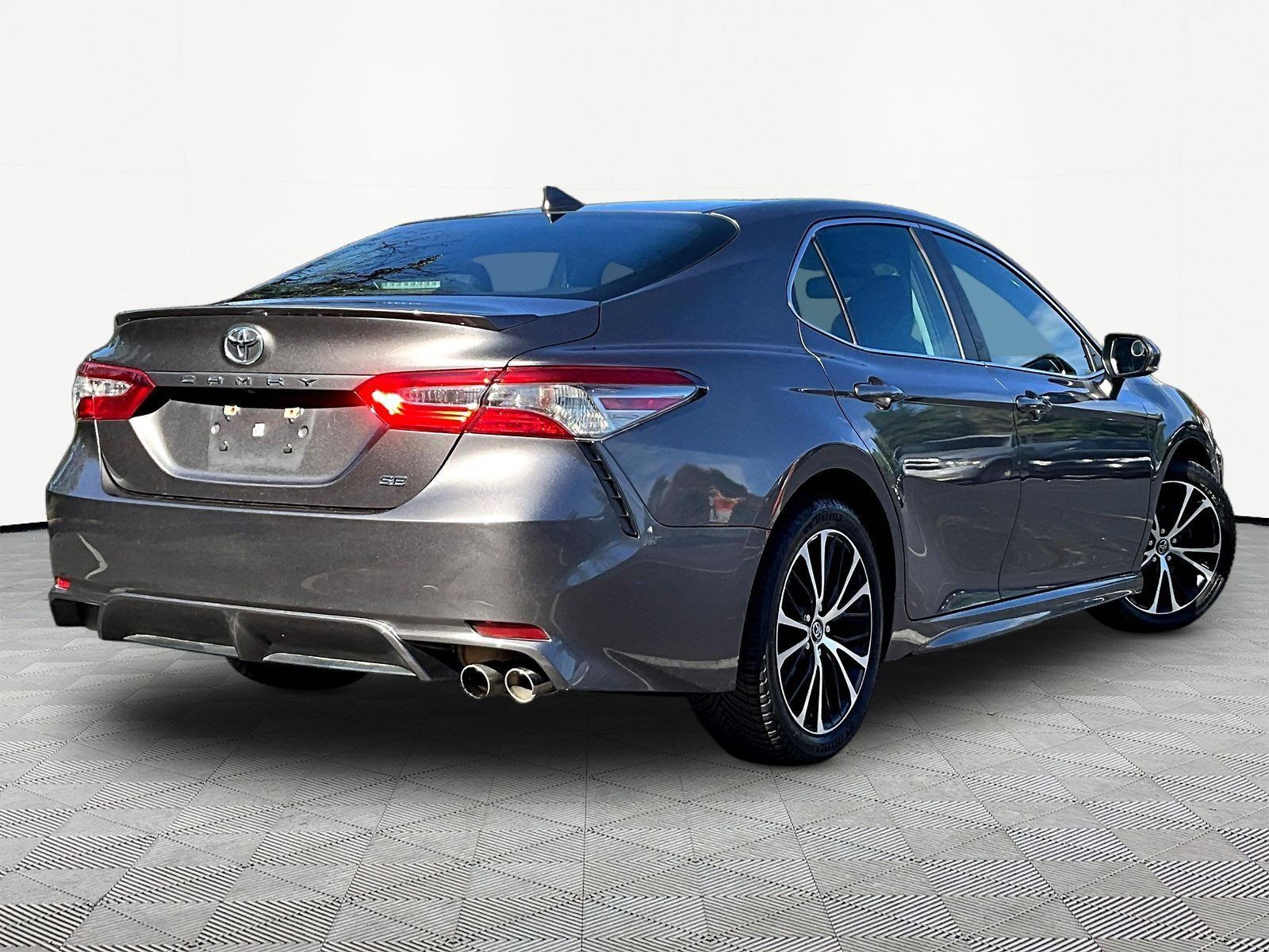 Used 2019 Toyota Camry SE w/ Convenience Package FWD image 6