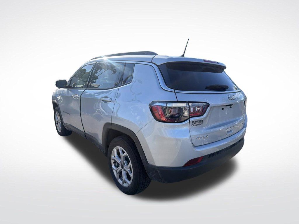 Used 2025 Jeep Compass Latitude AWD/4WD image 4